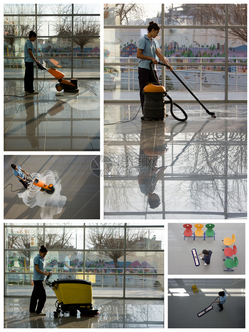 一个工人正在用设备清洗地板上展览走廊工作职业大厅机器地面清洁工男人生活图片