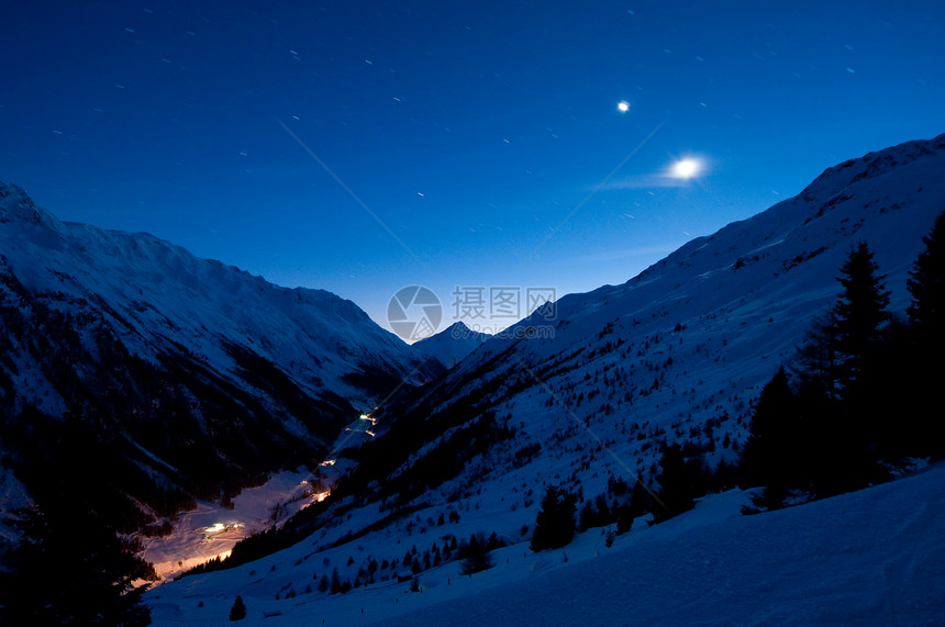 夜间偏远高山谷图片