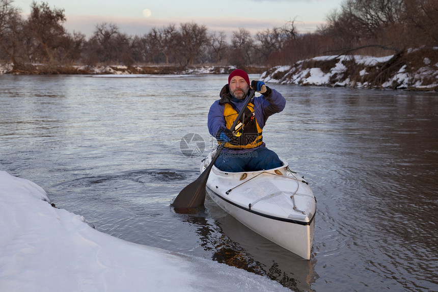 冬季河上的独木舟图片