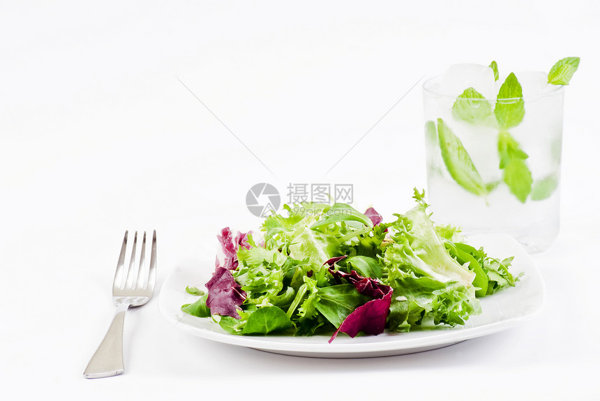 冰冻沙拉和冰冷饮料杂货店气泡养分反射液体玻璃蔬菜波纹补品沙拉图片