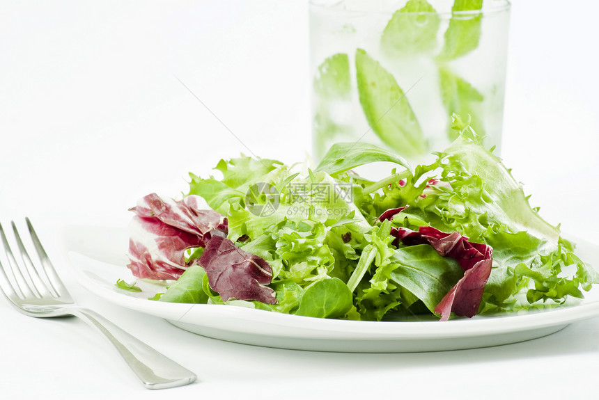 冰冻沙拉和冰冷饮料蔬菜液体叶子冷却涟漪波纹营养养分水晶饮食图片