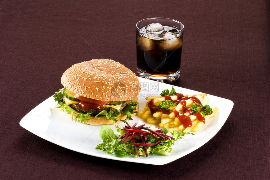 牛肉汉堡饭芝士晚餐面包餐厅黄瓜桌子洋葱芝麻食物筹码图片