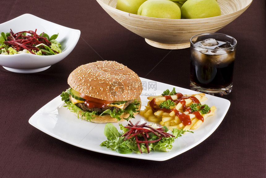 牛肉汉堡饭洋葱包子黄瓜薯条白色筹码汉堡芝士脂肪桌子图片
