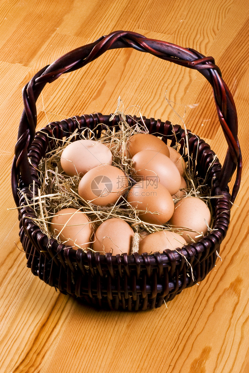 篮子里的新鲜鸡蛋稻草离合器食物农场乡村羽毛团体干草母鸡柳条图片