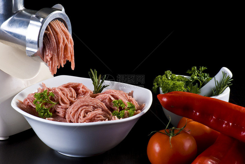 含有薄粉和蔬菜的肉研磨机餐具营养屠宰场盘子红色磨床食物香菜散列迷迭香图片