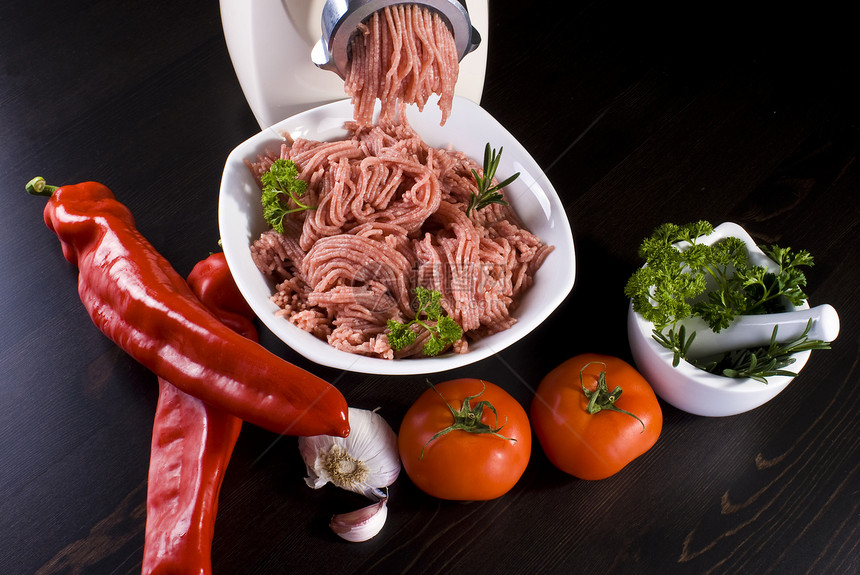 含有薄粉和蔬菜的肉研磨机餐具胡椒香菜烹饪食物屠宰场白色红色研磨磨床图片