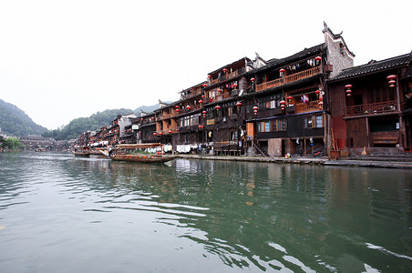 中国凤凰城的风景建筑游客村庄吸引力少数民族房子城市背景
