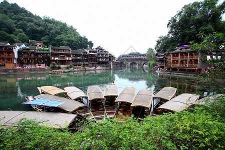 中国凤凰城的风景村庄吸引力建筑房子少数民族游客背景