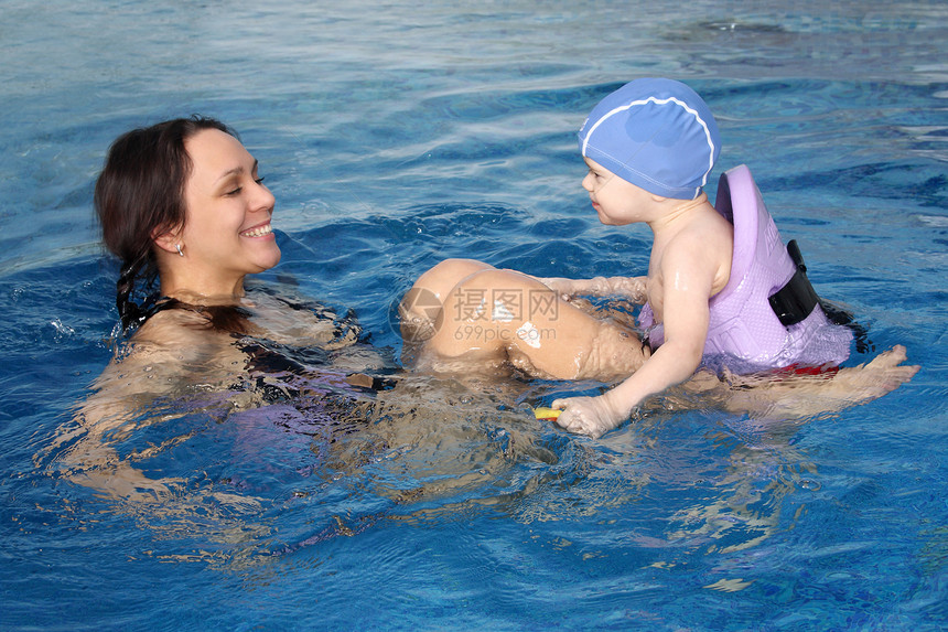 现金池水池男生热带追求游泳衣乐趣蓝色家庭活动婴儿图片