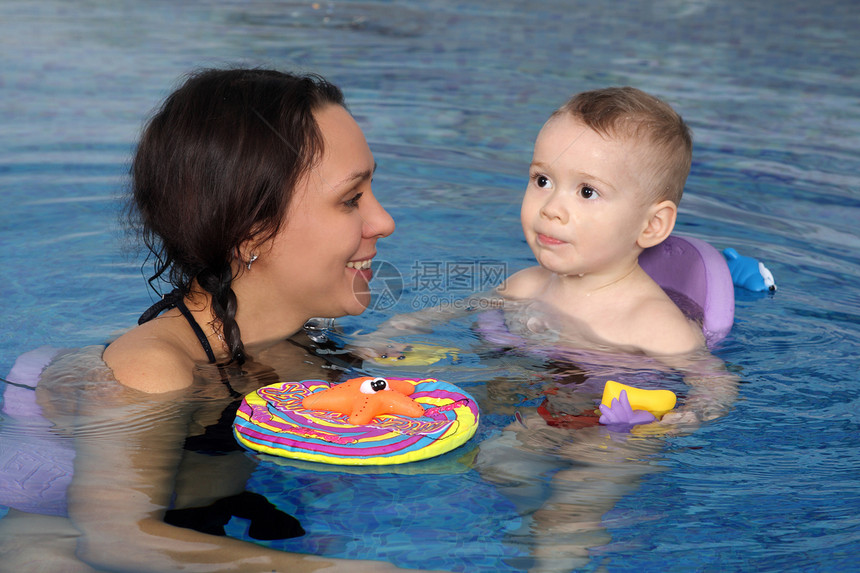 现金池蓝色喜悦孩子母亲后代幸福水池泳池童年场景图片
