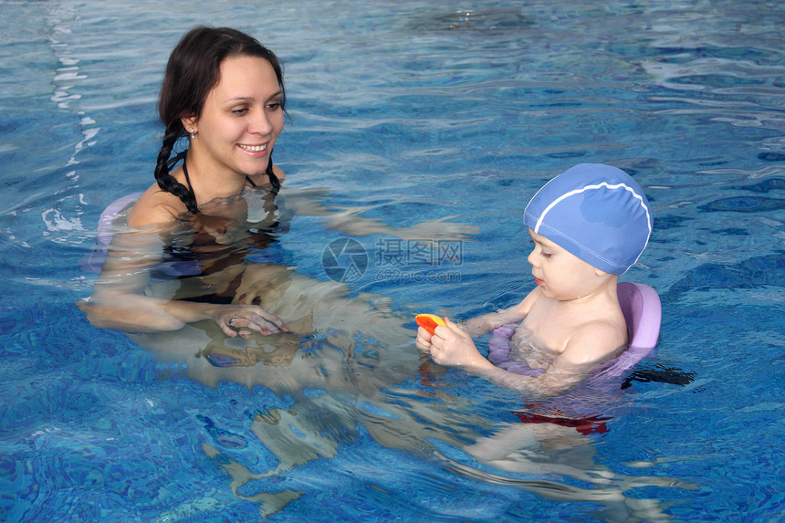 现金池泳池头发儿子蓝色水池女士活动婴儿家庭后代图片
