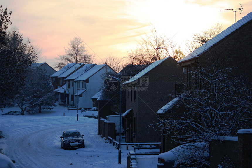 日落在下雪的街道上图片