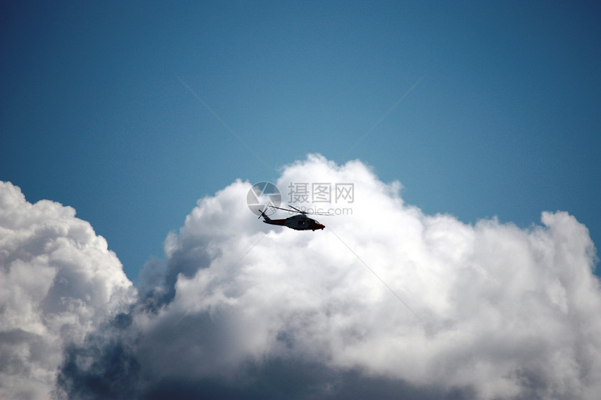 云前的直升机图片