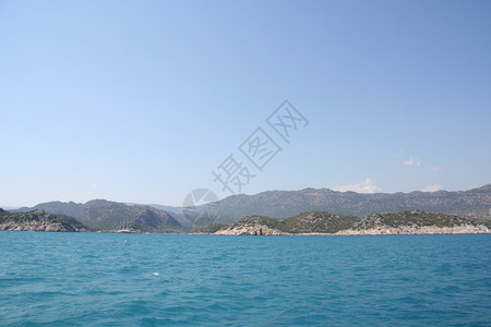 地中海旅行海岸火鸡石质帆船绿色游艇岩石航行树木高清图片