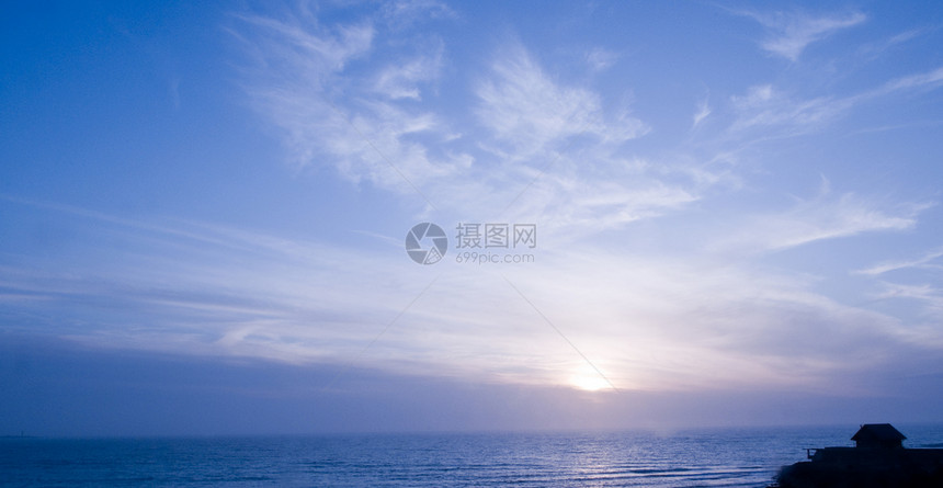 海滩上美丽的日落植物地平线蓝色绿色植物反射水池紫色天空旅行泡沫图片