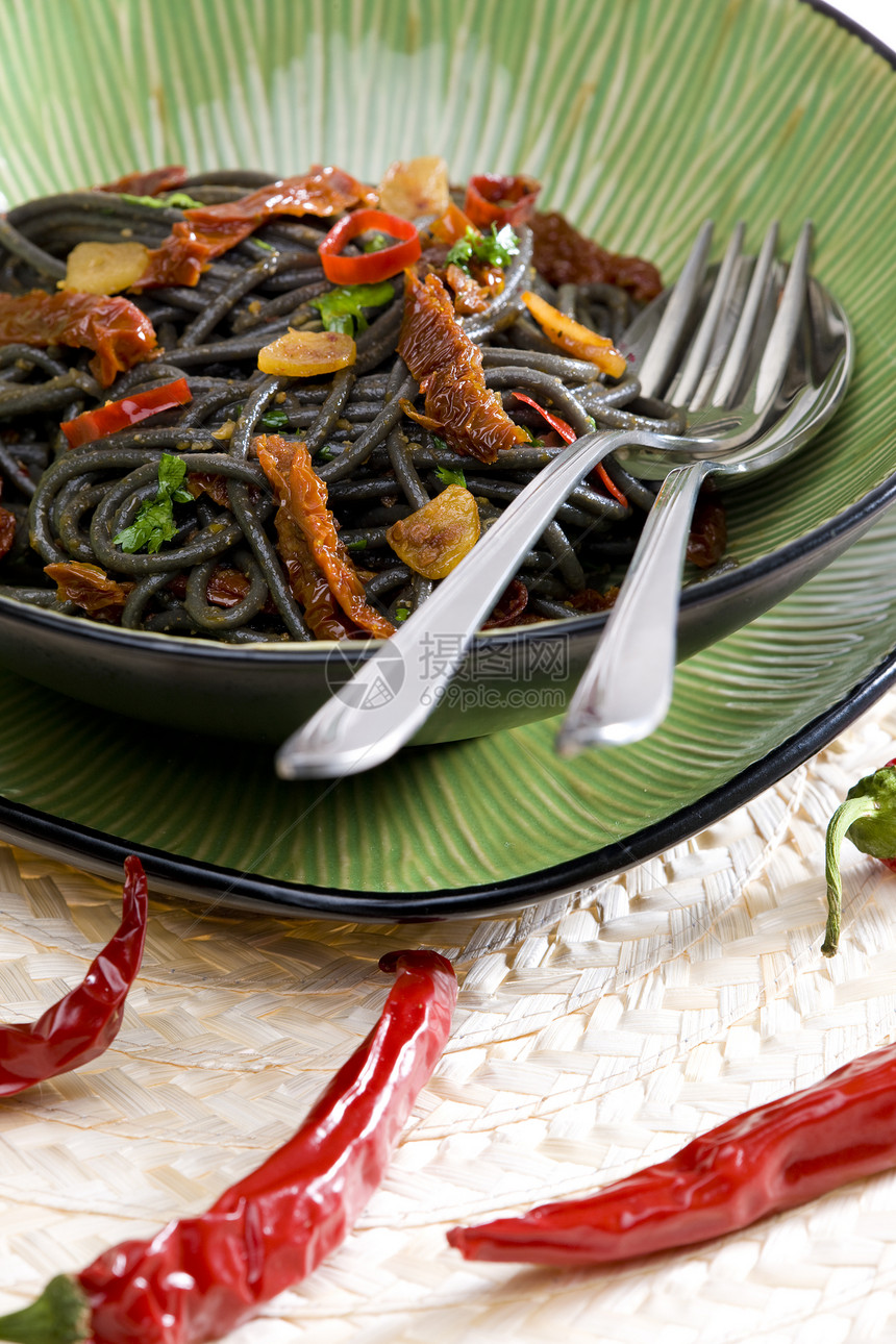 番茄干和辣椒面条盘子勺子美食熟菜叉子营养熟食菜肴静物食物图片