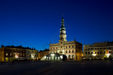 夜间市政厅 主广场 Zamosc 波兰夜灯历史性气氛旅行夜景建筑历史景点城市人造光背景图片