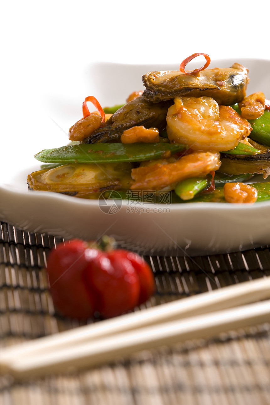 配有绿豆和红酒的海产海鲜对虾熟菜豆类盘子辣椒食物贝类食品植物胡椒图片