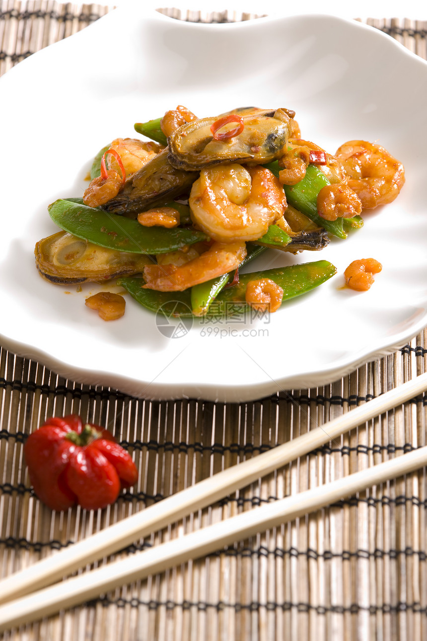 配有绿豆和红酒的海产海鲜静物植物辣椒食物对虾盘子膳食熟菜筷子美食图片