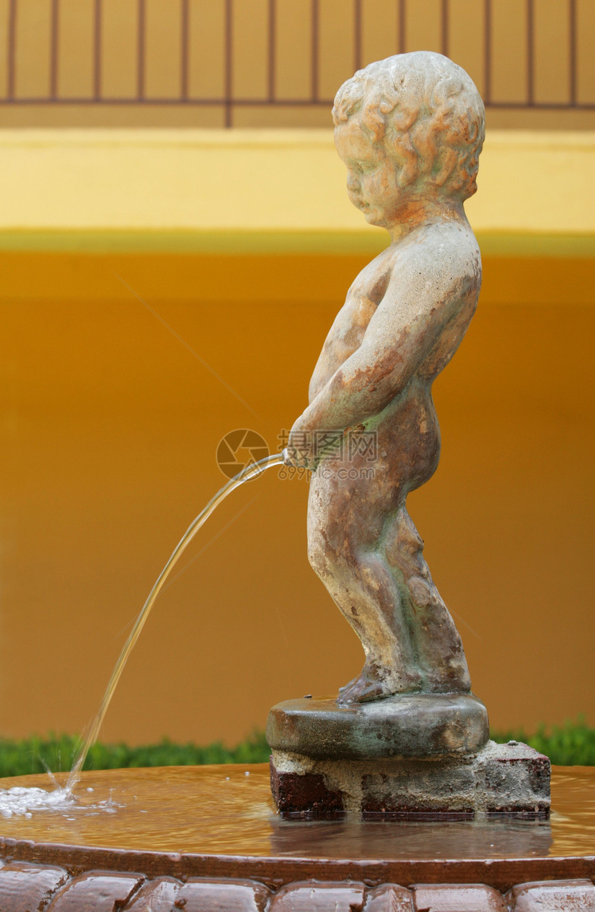 小男孩喷泉雕像撒尿图片