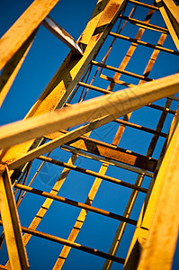 金属建筑避风港黄色楼梯梯子橙子脚步起重机背景图片