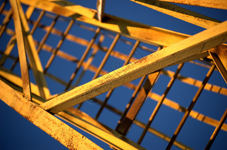 金属建筑橙子梯子避风港起重机黄色楼梯脚步背景图片