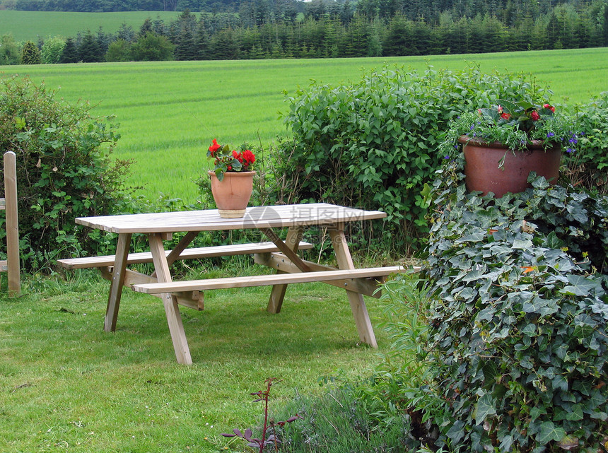 木林花园家具     休息乐趣自由绿色桌子幸福花园假期公园休闲场景图片