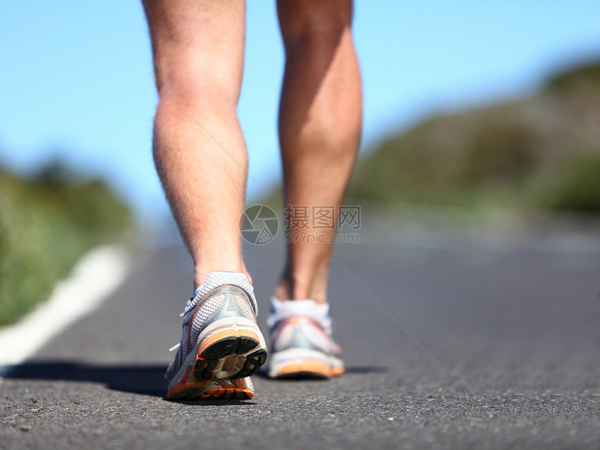 慢跑人成人跑步者肌肉男性街道跑鞋赛跑者运动员运动锻炼图片