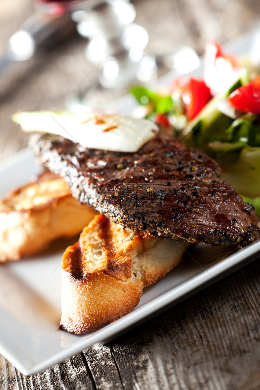 一份带沙拉的牛排美食条纹食物棕色饮食蔬菜牛肉玻璃面包烧烤图片