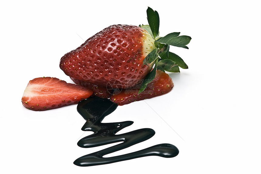 带巧克力的草莓剪裁小路奶油装饰糖浆液体食物餐饮排水花丝图片
