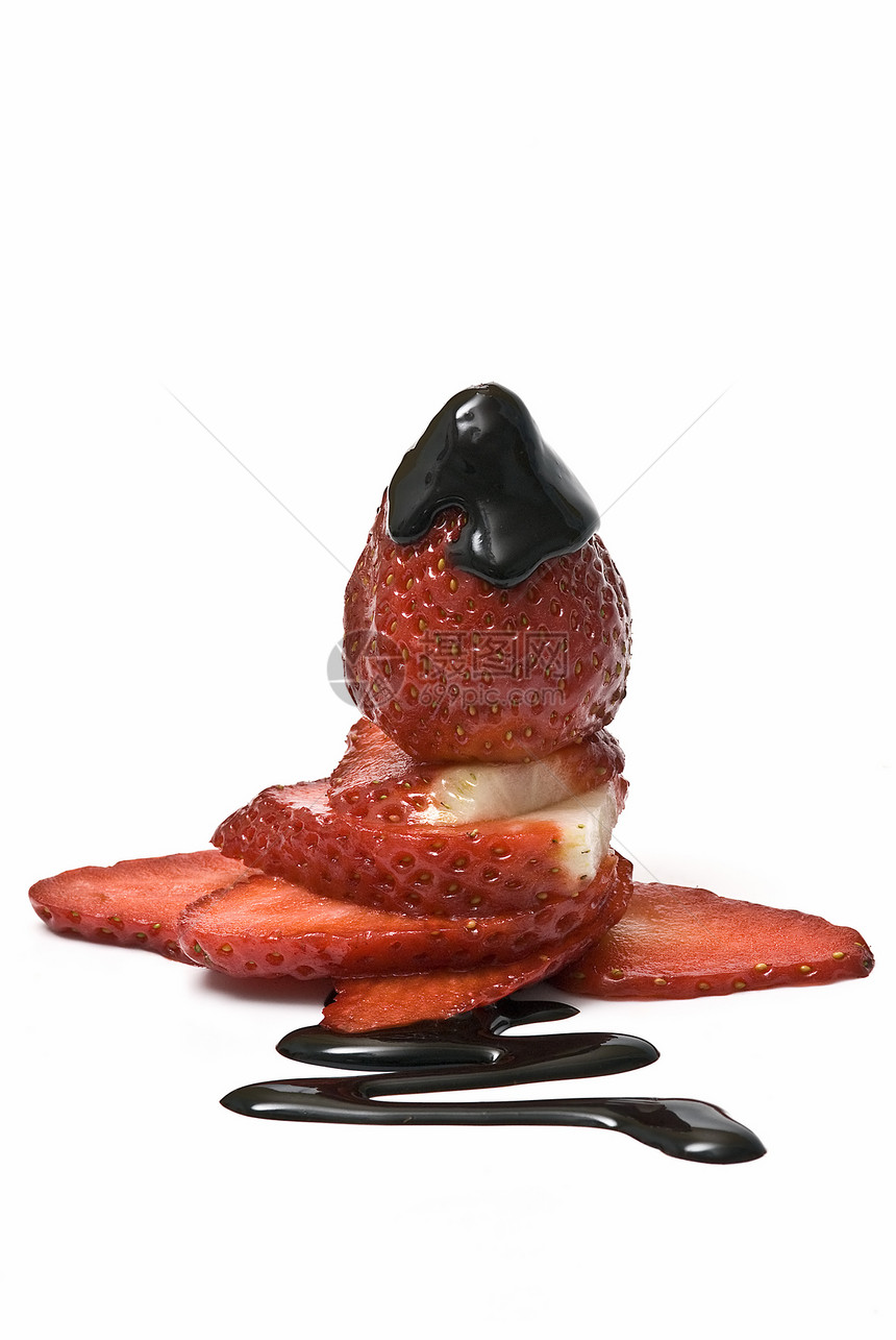 带巧克力的草莓滴水小路床单花丝宏观糖浆装饰剪裁食物厨房图片
