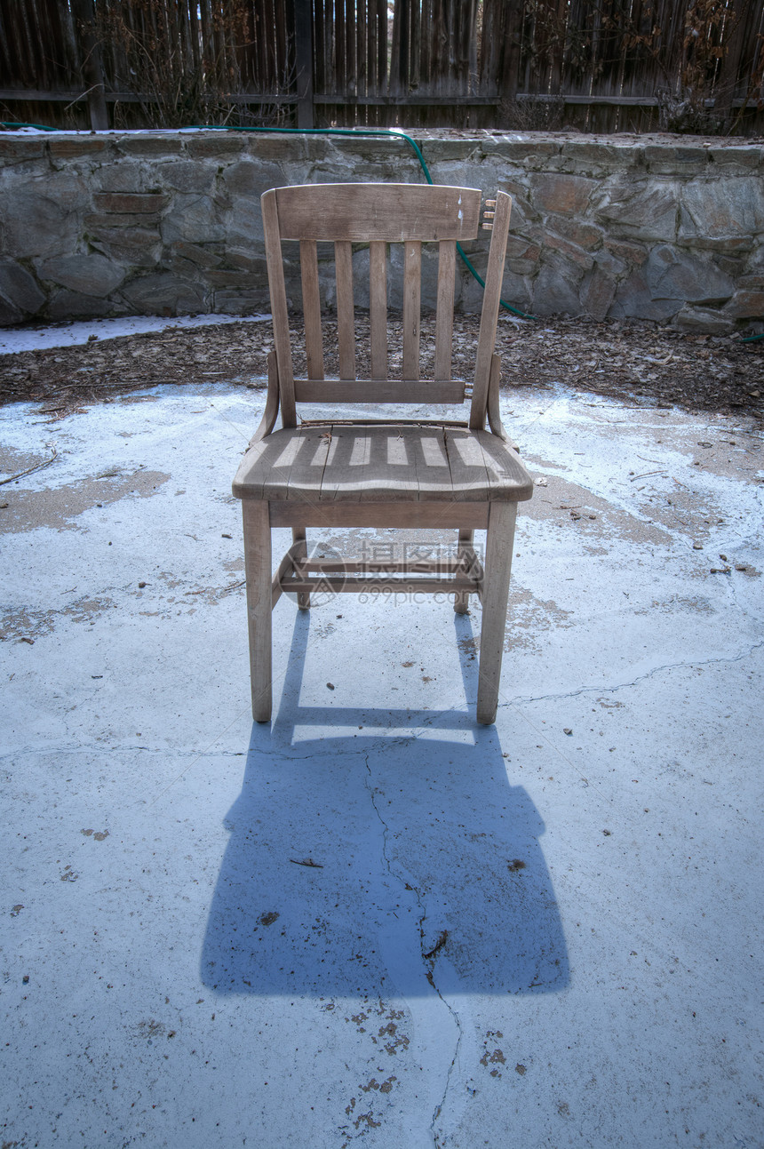 旧旧椅子板条木头岩石阴影风化维修水池图片