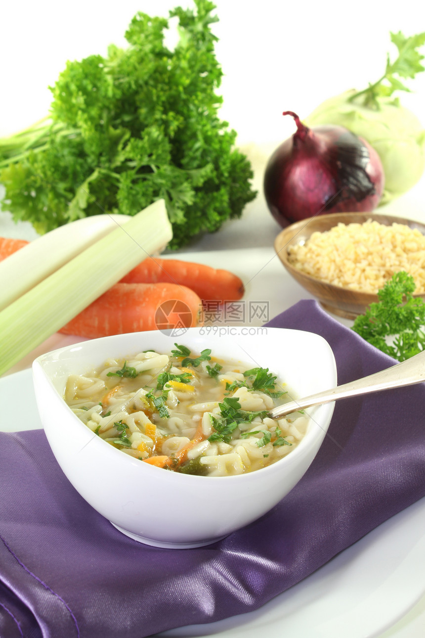 面汤午餐洋葱肉汤盘子韭葱面条白色萝卜汤面蔬菜图片