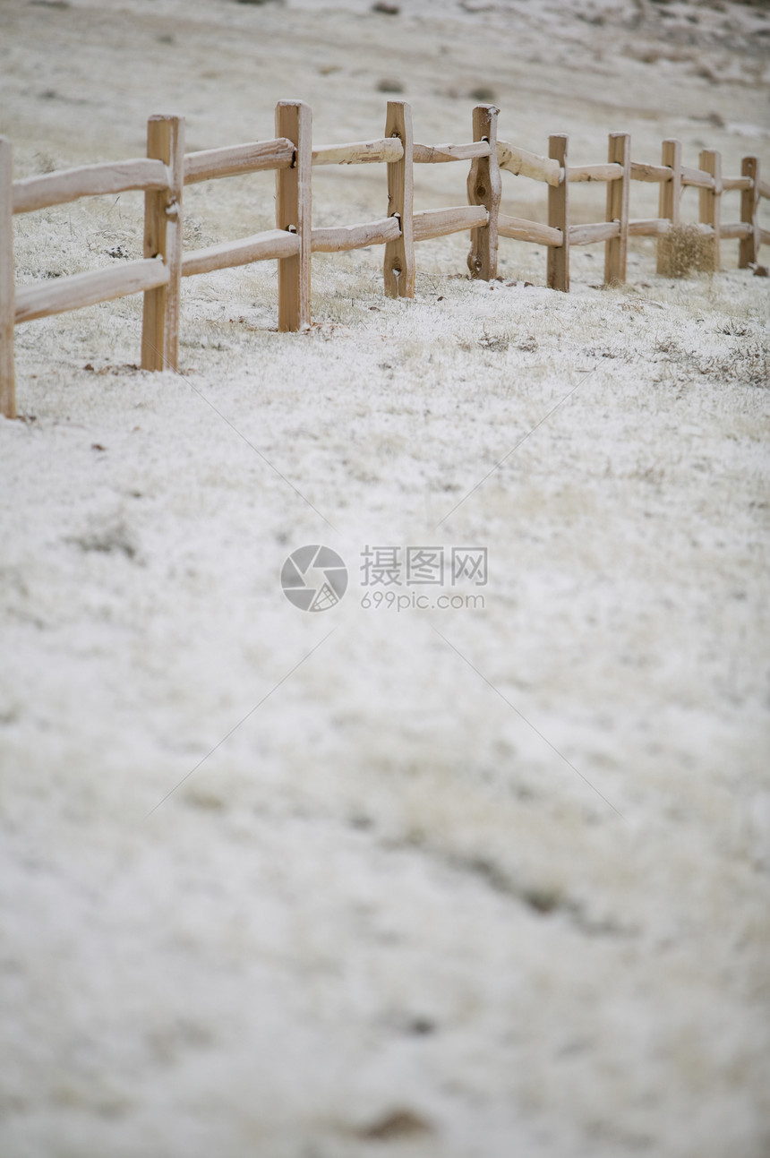 冬季的分割铁路围栏场地滑轨平行线杂草新雪邮政栏杆栅栏图片
