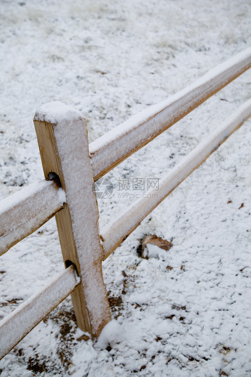 冬季的分割铁路围栏滑轨平行线新雪栅栏杂草场地栏杆邮政图片