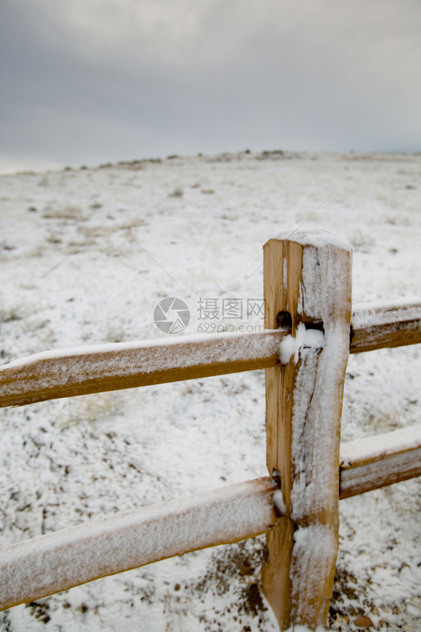 冬季的分割铁路围栏栏杆滑轨邮政平行线杂草场地栅栏新雪图片