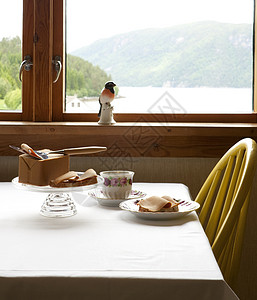 简单生活杯子白色食物黄色早餐刀具棕色盘子桌布午餐背景图片