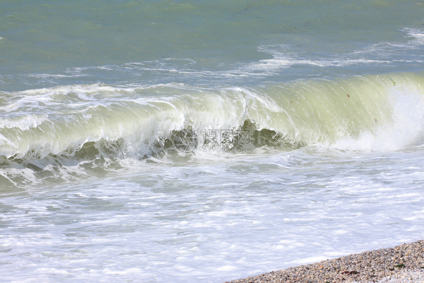 喷洒在法国诺曼底海岸飞溅海浪速度环境滚筒背景海洋时间休息力量图片
