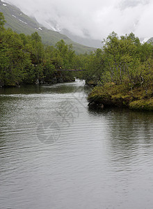 湖边现场灰色岛屿旅游下雨多云高清图片