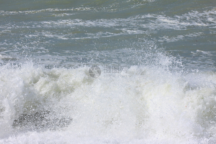 喷洒在法国诺曼底海岸喷雾木板休息海洋滚动碰撞蓝色岩石力量海浪图片