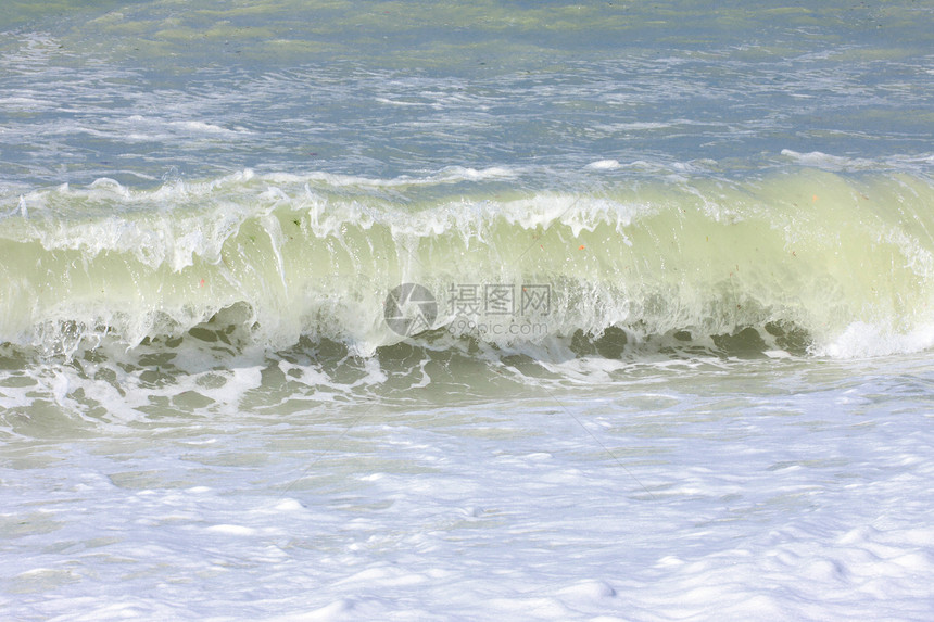 喷洒在法国诺曼底海岸环境滚动海滩喷雾速度海洋照片滚筒力量碰撞图片