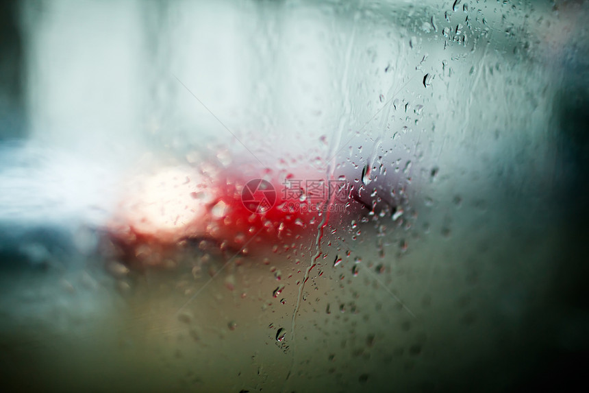 雨挡在窗户上图片