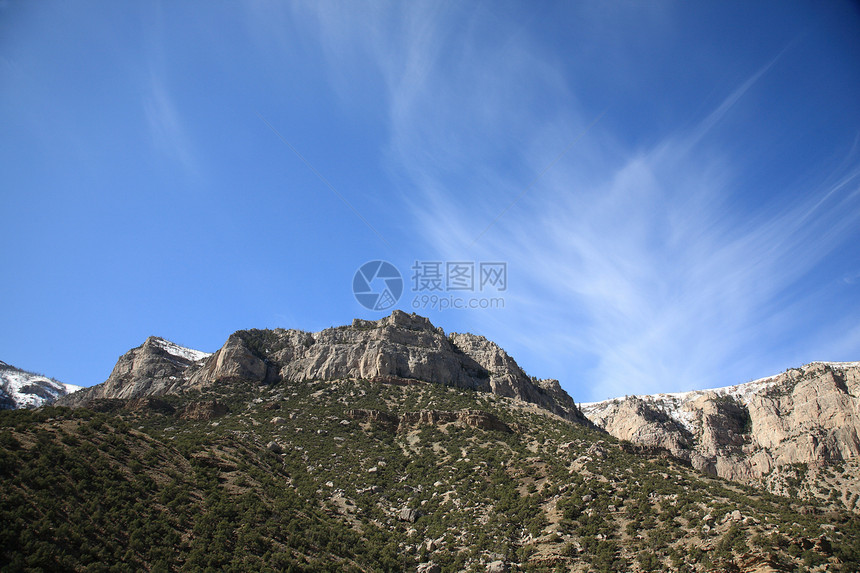 山脉  怀俄明州远景高山山峰蓝色高原悬崖树木天空图片