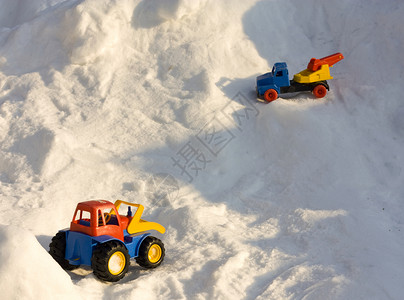 雪中玩具汽车背景图片