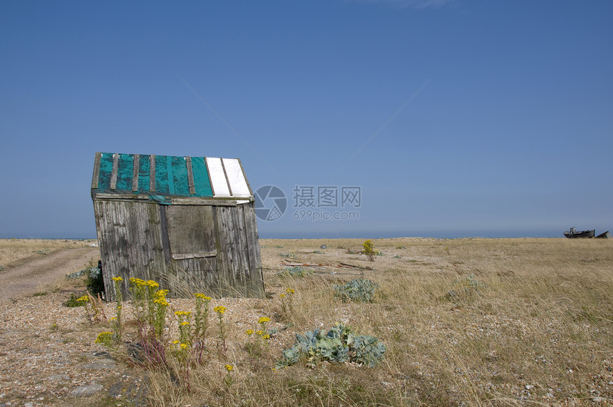 海滩小屋卵石废墟风化衰变蓝色天空钓鱼图片