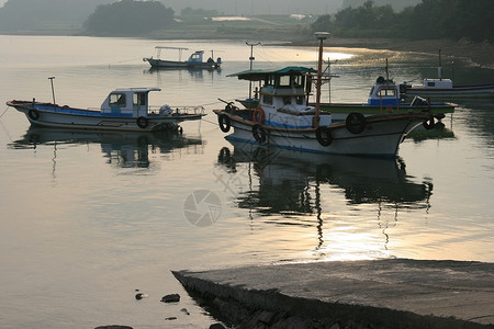 渔业码头港口反射海洋渔夫灯塔钓鱼日落海滨背景图片