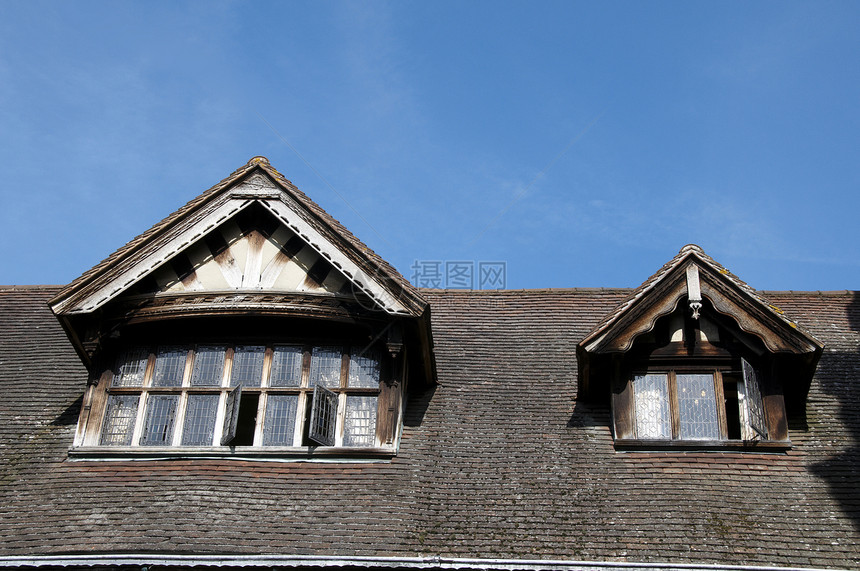 视窗黑色天空住宅建筑学历史性木材房屋窗户白色木头图片