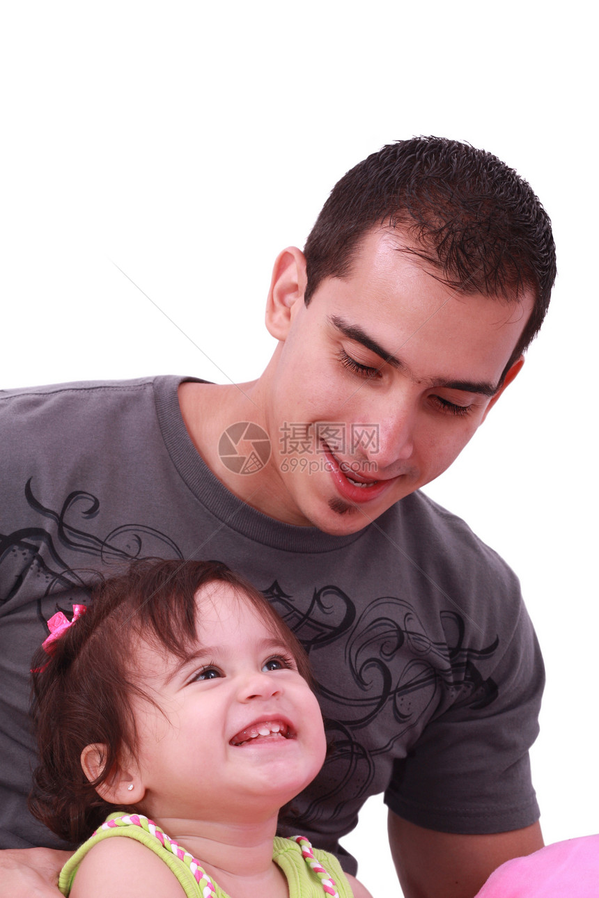 快乐的父亲和可爱的小女儿的肖像感情男人拥抱婴儿男性花园幸福孩子微笑爸爸图片