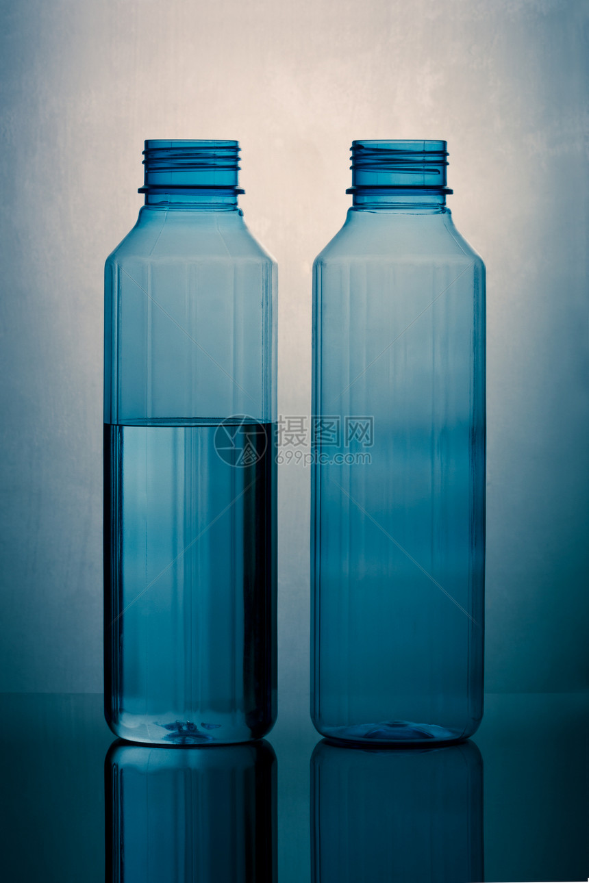 两个塑料瓶反射矿物蓝色图片