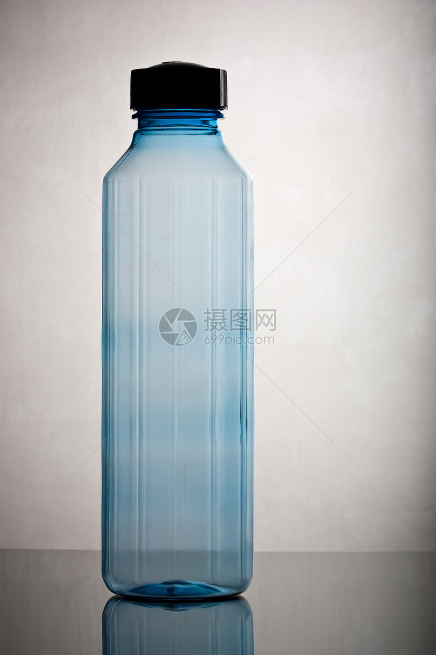 空塑料瓶矿物蓝色反射图片